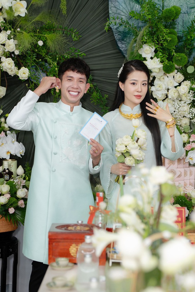 Hồng Duy Pinky hôn vợ thạc sĩ ngọt ngào trong lễ ăn hỏi, chàng MC trong đám cưới Công Phượng nay đã lập gia đình - Ảnh 1.