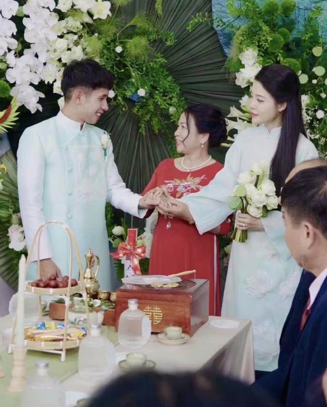 Hồng Duy được mẹ vợ dặn d&ograve; kĩ lưỡng trước khi trao gửi con g&aacute;i, một cầu thủ duy nhất c&oacute; mặt tại lễ đ&iacute;nh h&ocirc;n của Duy Pinky - Ảnh 1.