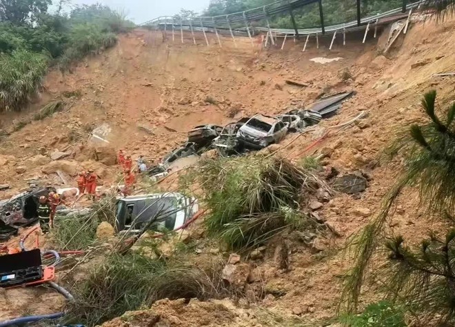 Hiện trường kinh hoàng vụ sập cao tốc khiến 36 người thiệt mạng tại Trung Quốc - Ảnh 4.