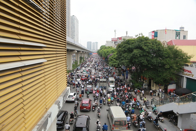 Đường phố Hà Nội ùn tắc ngày đầu người dân đi làm sau nghỉ lễ 30/4 - 01/5 - Ảnh 1.