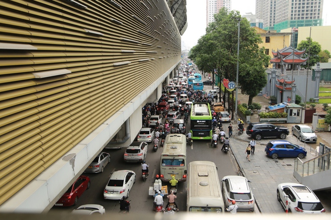 Đường phố Hà Nội ùn tắc ngày đầu người dân đi làm sau nghỉ lễ 30/4 - 01/5 - Ảnh 7.