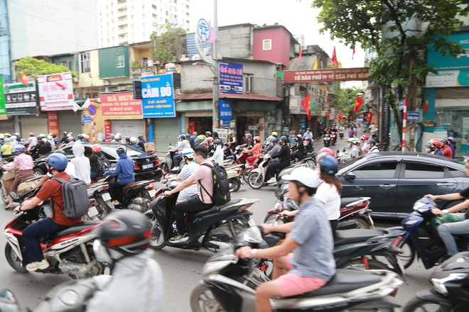 Đường phố Hà Nội ùn tắc ngày đầu người dân đi làm sau nghỉ lễ 30/4 - 01/5 - Ảnh 6.