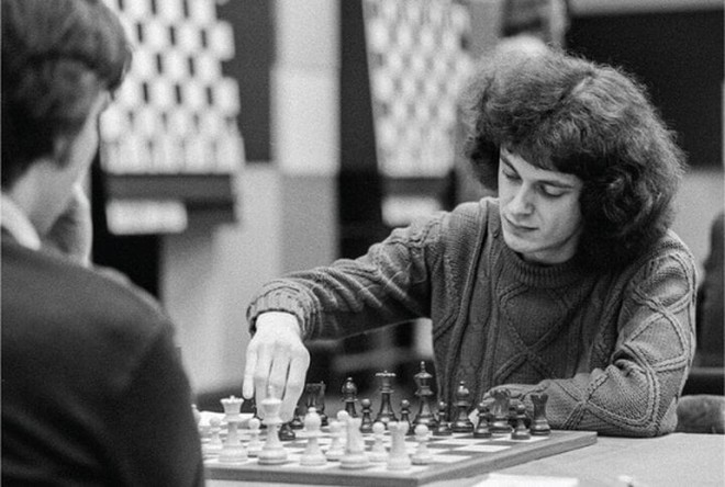 Cuộc sống hiện tại của thiên tài cờ vua nước Anh, 15 tuổi đỗ Đại học Oxford - Ảnh 2.