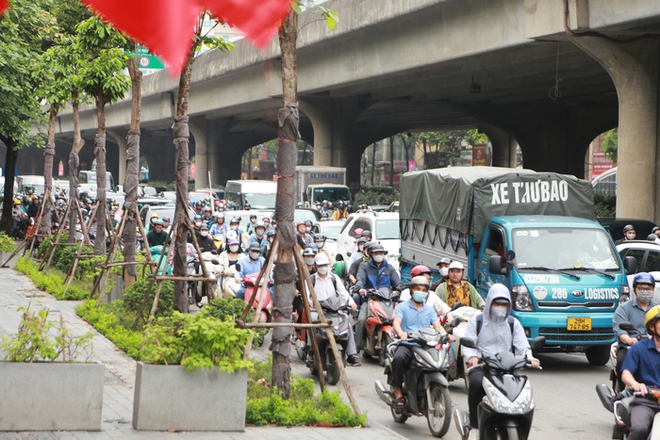 Đường phố Hà Nội ùn tắc ngày đầu người dân đi làm sau nghỉ lễ 30/4 - 01/5 - Ảnh 4.