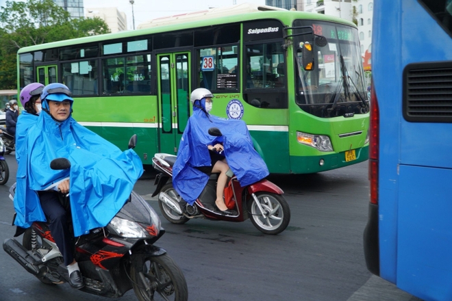 Sáng nay mưa rào xuất hiện ở TP.HCM: Có “giải nhiệt” nhưng không đáng kể - Ảnh 3.