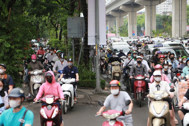 Đường phố Hà Nội ùn tắc ngày đầu người dân đi làm sau nghỉ lễ 30/4 - 01/5 - Ảnh 3.