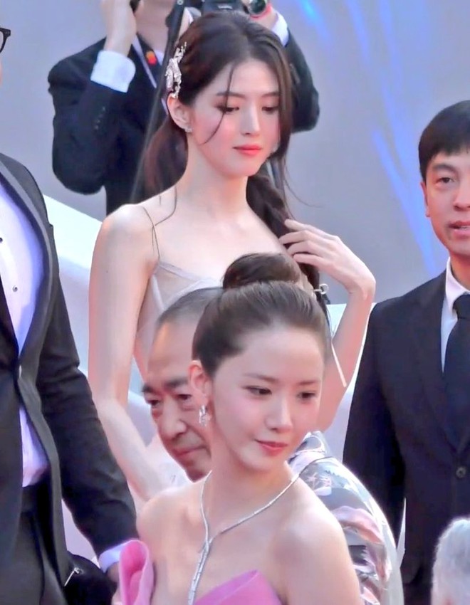 Han So Hee - Yoona (SNSD) bật mode “hủy diệt” ống kính hung thần tại Cannes, nhưng khung hình chung căng đét mới đáng bàn - Ảnh 2.
