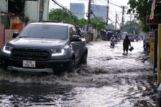 Mưa trắng trời, rốn ngập chợ Thủ Đức và nhiều khu vực chìm trong biển nước - Ảnh 12.