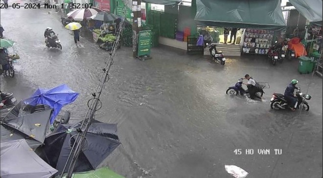 Mưa trắng trời, rốn ngập chợ Thủ Đức và nhiều khu vực chìm trong biển nước - Ảnh 2.