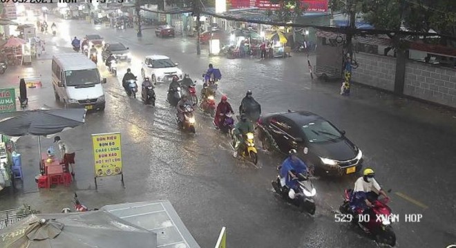 Mưa trắng trời, rốn ngập chợ Thủ Đức và nhiều khu vực chìm trong biển nước - Ảnh 1.