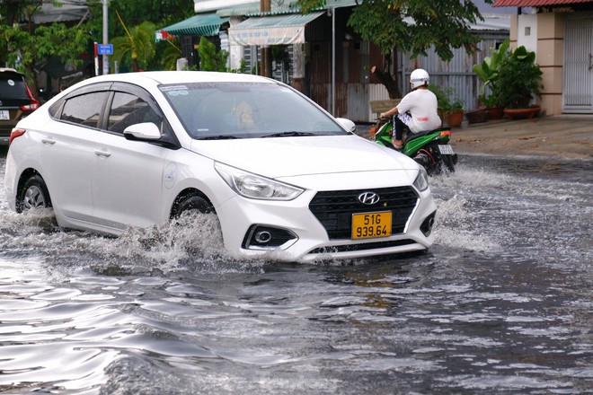 Mưa trắng trời, rốn ngập chợ Thủ Đức và nhiều khu vực chìm trong biển nước - Ảnh 8.