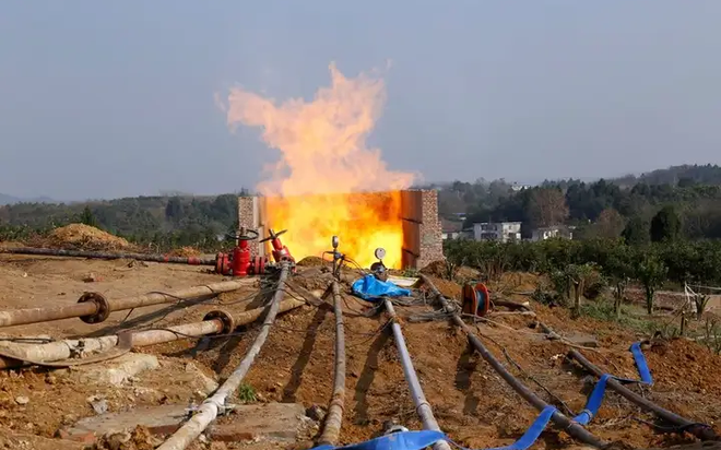 Giếng khoan 5.700m phát tin mừng vì xuất hiện ngọn lửa bốc cháy cao 8m, cánh cửa kho báu được bật tung nhờ công nghệ siêu khủng - Ảnh 1.