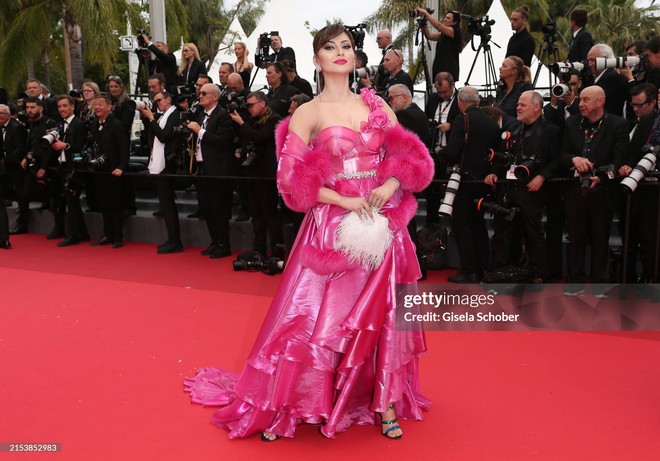 Thảm đỏ Cannes ngày 7: Bella Hadid mặc xuyên thấu lộ cả vòng 1, Pia Wurtzbach quấn chăn đổ bộ LHP danh giá - Ảnh 22.