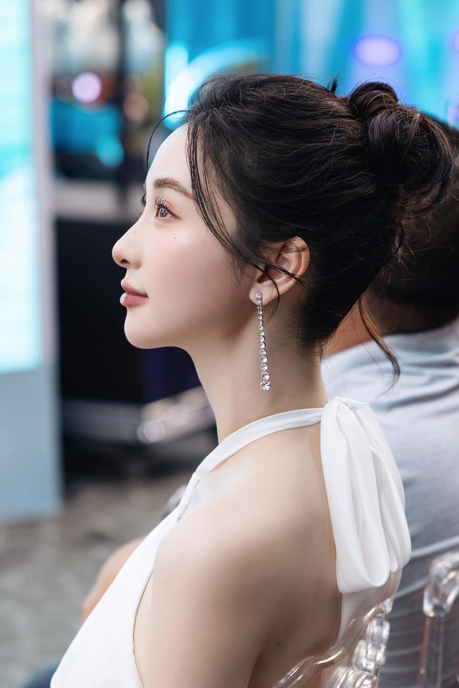 N&agrave;ng thơ Jun Vũ xinh như b&uacute;p b&ecirc;, h&uacute;t mọi &aacute;nh nh&igrave;n trong sự kiện ra mắt smartphone của vivo - Ảnh 1.