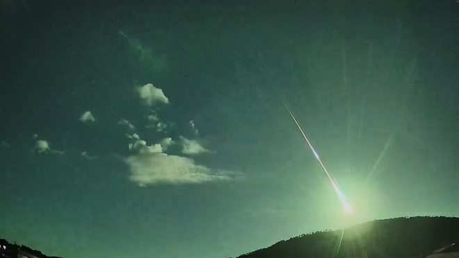Video: Hiện tượng lạ khiến bầu trời đêm bỗng lóe sáng xanh kỳ diệu, khoảnh khắc hiếm tình cờ được ghi lại khiến nhiều người kinh ngạc - Ảnh 3.