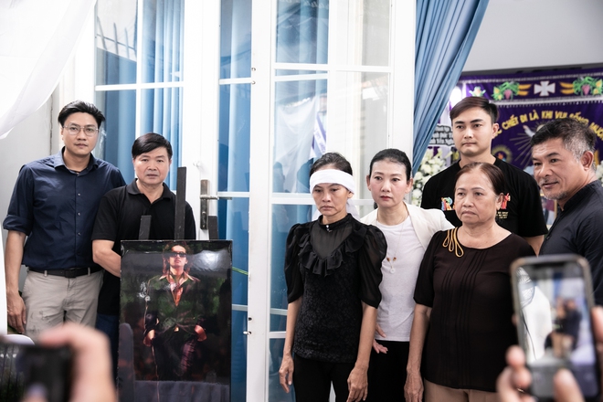 Lễ viếng diễn viên Đức Tiến tại Việt Nam: Mẹ lau nước mắt lo hậu sự, nghệ sĩ có mặt từ sớm động viên gia đình - Ảnh 12.
