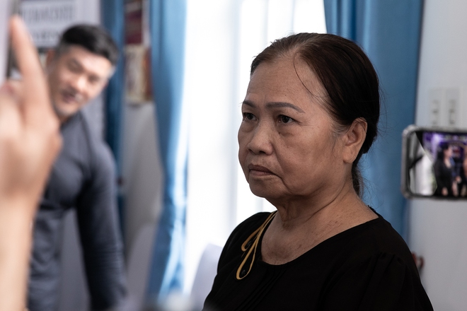 Lễ viếng diễn viên Đức Tiến tại Việt Nam: Mẹ lau nước mắt lo hậu sự, nghệ sĩ có mặt từ sớm động viên gia đình - Ảnh 7.