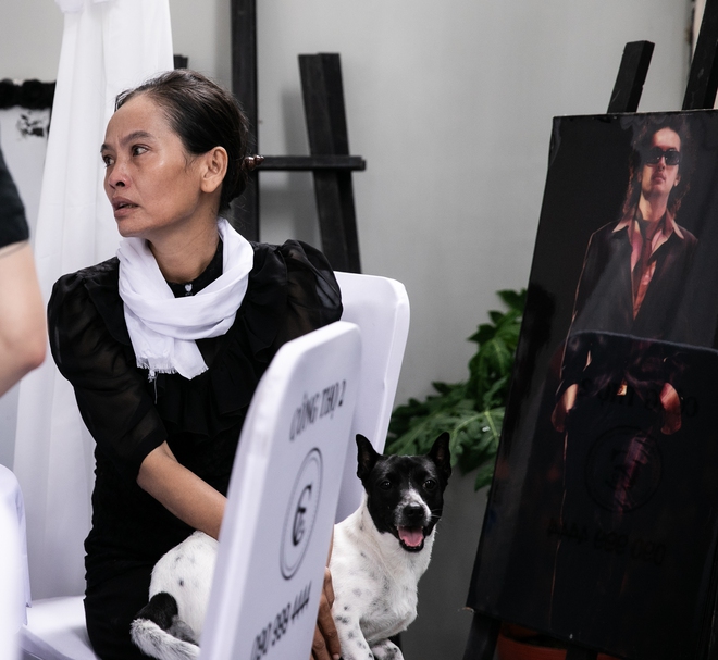 Lễ viếng diễn viên Đức Tiến tại Việt Nam: Mẹ lau nước mắt lo hậu sự, nghệ sĩ có mặt từ sớm động viên gia đình - Ảnh 8.