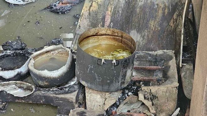 Luộc bánh chưng gây cháy nhà, người dân lấy nước từ bể tiểu cảnh dập lửa - Ảnh 1.