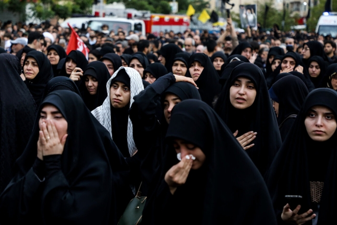 Biển người tập trung kín quảng trường trung tâm, bật khóc nức nở tiễn biệt Tổng thống Iran sau vụ tai nạn trực thăng thương tâm - Ảnh 7.