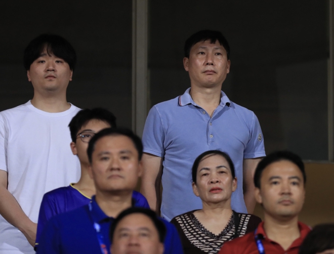 Vợ chồng Thành Chung lần đầu xuất hiện sau vụ rao bán nhà trên mạng, hé lộ lý do chàng cầu thủ không được thi đấu - Ảnh 6.
