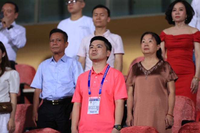 Vợ chồng Thành Chung lần đầu xuất hiện sau vụ rao bán nhà trên mạng, hé lộ lý do chàng cầu thủ không được thi đấu - Ảnh 5.