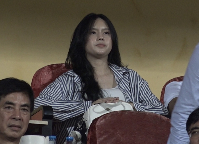 Vợ chồng Thành Chung lần đầu xuất hiện sau vụ rao bán nhà trên mạng, hé lộ lý do chàng cầu thủ không được thi đấu - Ảnh 3.