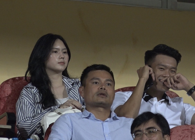 Vợ chồng Thành Chung lần đầu xuất hiện sau vụ rao bán nhà trên mạng, hé lộ lý do chàng cầu thủ không được thi đấu - Ảnh 2.