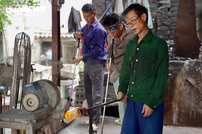 Về làng nghề làm cốc bia hơi ‘cóc gặm’ nổi tiếng Thành Nam - Ảnh 13.