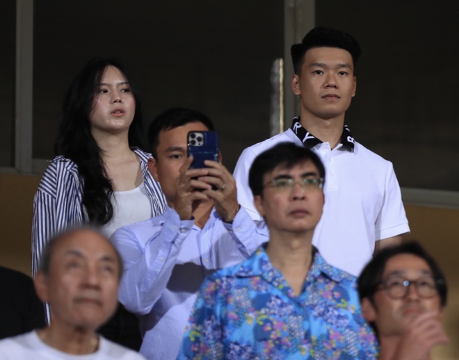 Vợ chồng Thành Chung lần đầu xuất hiện sau vụ rao bán nhà trên mạng, hé lộ lý do chàng cầu thủ không được thi đấu - Ảnh 1.