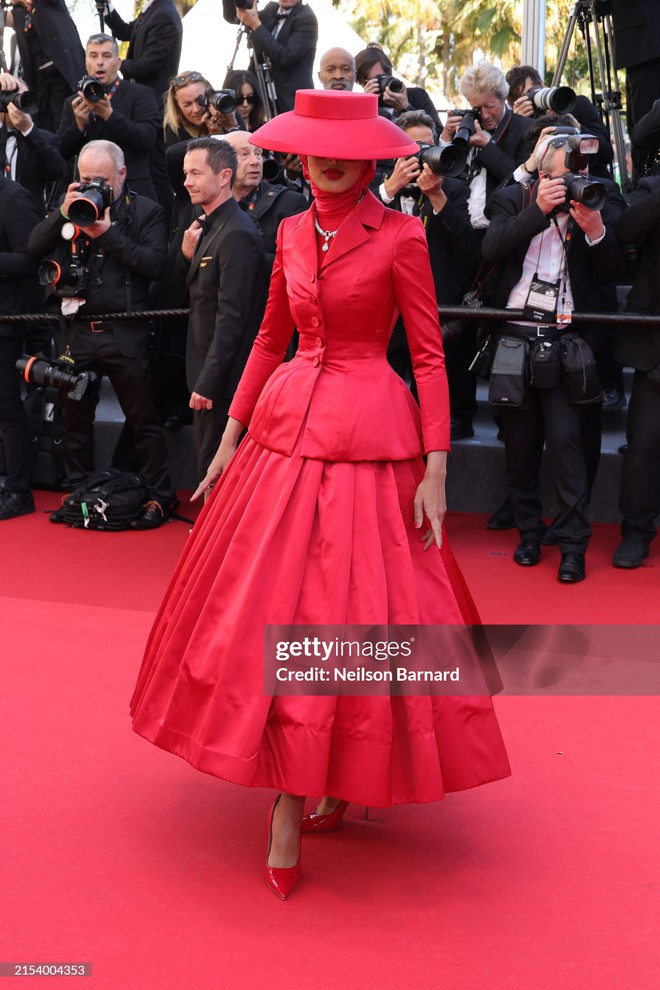 Thảm đỏ Cannes ngày 8: Thiên thần Victorias Secret đại chiến, phô diễn visual và sắc vóc khét lẹt! - Ảnh 32.