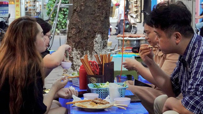 Anh Tây đứng bán bánh xèo gây sốt ở Hà Nội: Rất đam mê đồ ăn Việt, phụ bạn gái bán hàng vì lý do cực dễ thương - Ảnh 7.