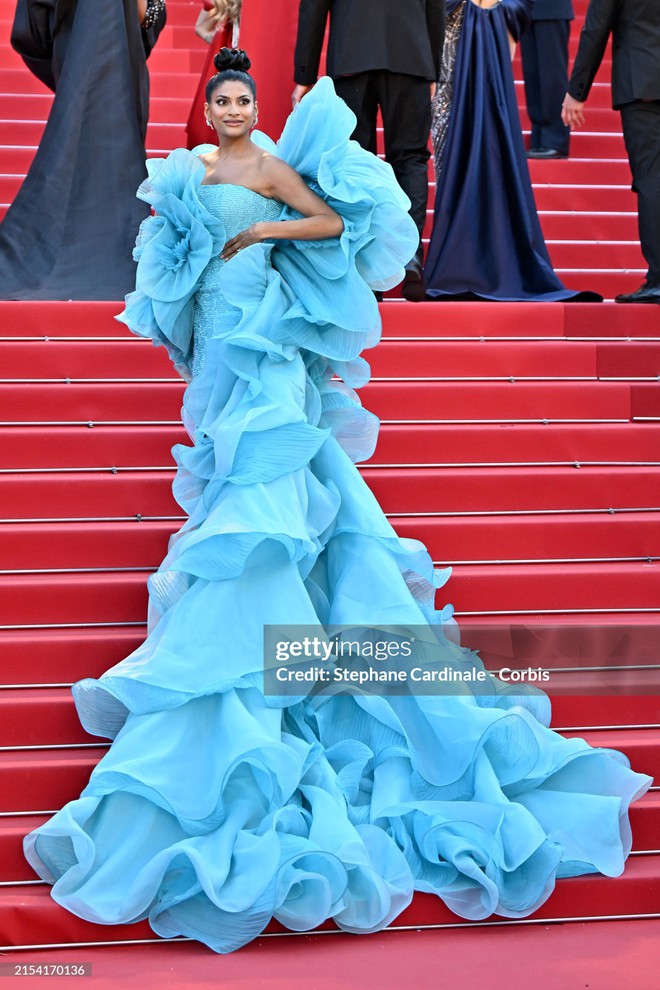 Thảm đỏ Cannes ngày 9: Hoa hậu Pia Wurtzbach hóa Cinderella, nữ ca sĩ hạng A tái xuất sau phốt quát tháo nhân viên - Ảnh 24.