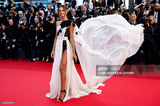 Thảm đỏ Cannes ngày 9: Hoa hậu Pia Wurtzbach hóa Cinderella, nữ ca sĩ hạng A tái xuất sau phốt quát tháo nhân viên - Ảnh 9.