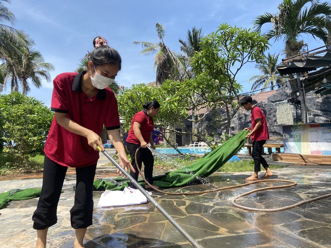 Nh&agrave; h&agrave;ng ở Mũi N&eacute; tất bật dọn dẹp sau khi lũ c&aacute;t đỏ tr&agrave;n xuống, du kh&aacute;ch nước ngo&agrave;i bất ngờ trước cảnh b&ugrave;n c&aacute;t ngổn ngang - Ảnh 6.