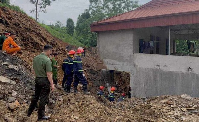 Sạt lở vùi lấp nhà dân ở Bắc Kạn, cặp vợ chồng cùng con nhỏ tử vong - Ảnh 1.