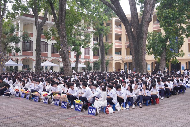 Lễ bế giảng tại ngôi trường có view đẹp nhất Hà Nội: Những cái ôm và giọt nước mắt đã rơi trước giờ phút chia xa - Ảnh 2.