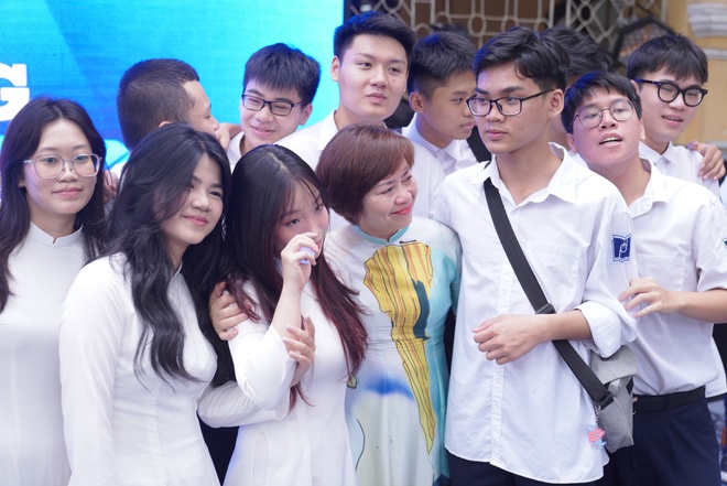 Lễ bế giảng tại ngôi trường có view đẹp nhất Hà Nội: Những cái ôm và giọt nước mắt đã rơi trước giờ phút chia xa - Ảnh 9.
