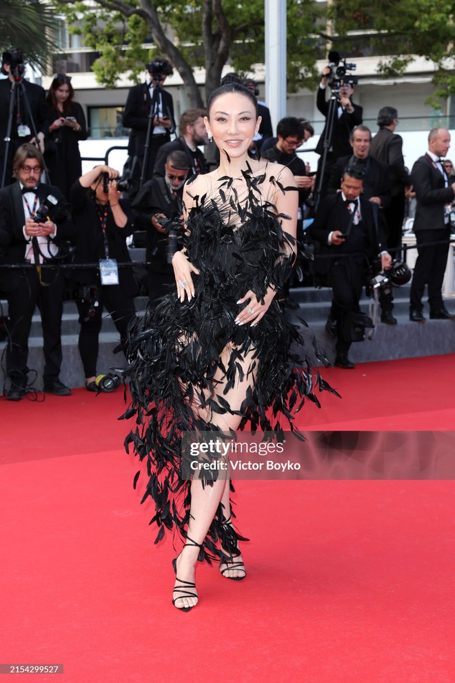 Thảm đỏ Cannes ngày 10: Bella Hadid khoe trọn body đồng hồ cát, mỹ nhân 13 Reasons Why nhận cơn mưa lời khen - Ảnh 16.