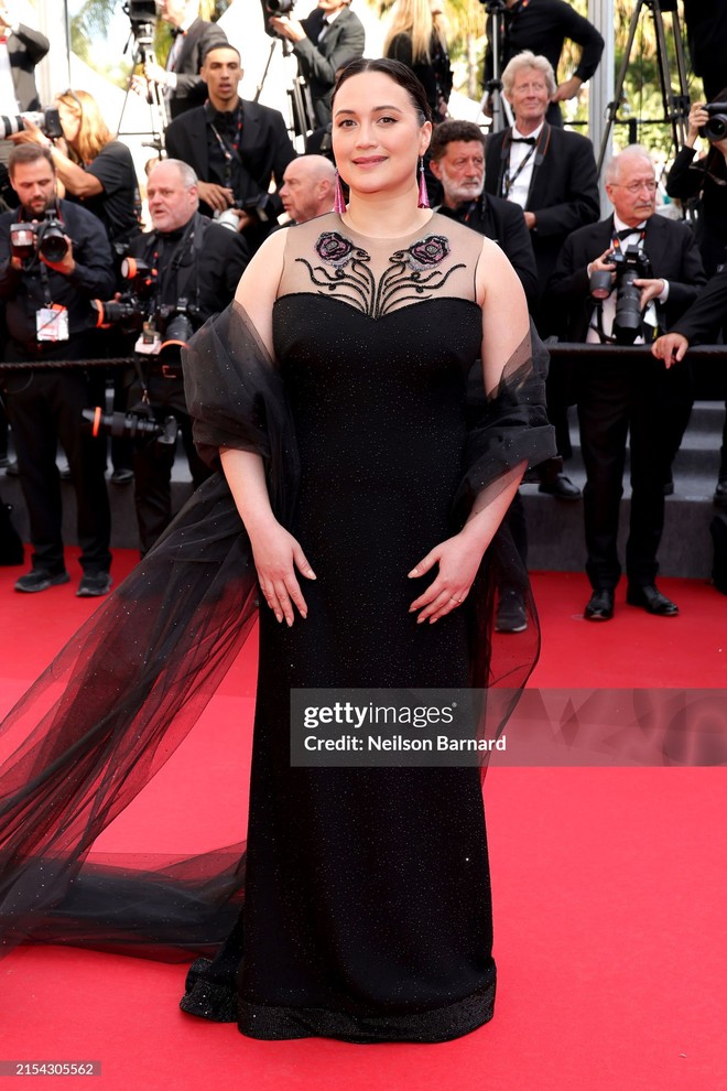 Thảm đỏ Cannes ngày 10: Bella Hadid khoe trọn body đồng hồ cát, mỹ nhân 13 Reasons Why nhận cơn mưa lời khen - Ảnh 18.