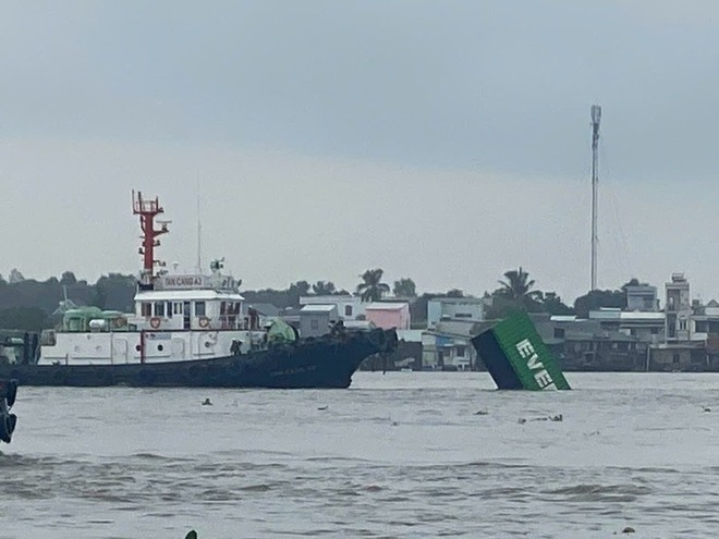 TPHCM: Tàu va chạm với sà lan, hàng loạt container rơi xuống sông - Ảnh 1.
