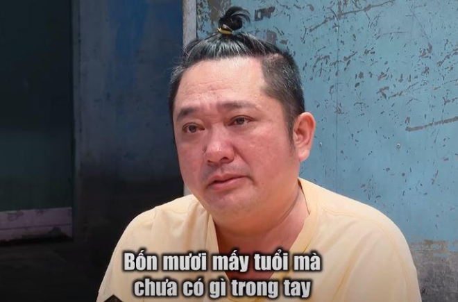 Nam diễn viên Việt khổ nhất showbiz: Ở phòng trọ 15m2, bán xe trả nợ, 40 tuổi kết hôn lần 2 với vợ trẻ đẹp - Ảnh 2.