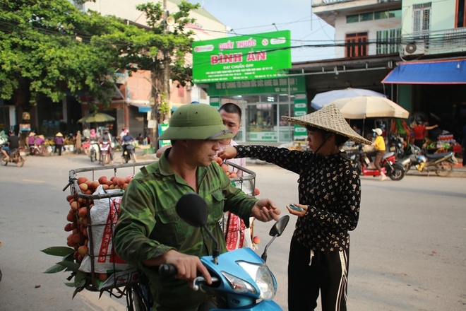 Người dân Bắc Giang vui mừng vì vải được thu mua với giá cao - Ảnh 9.