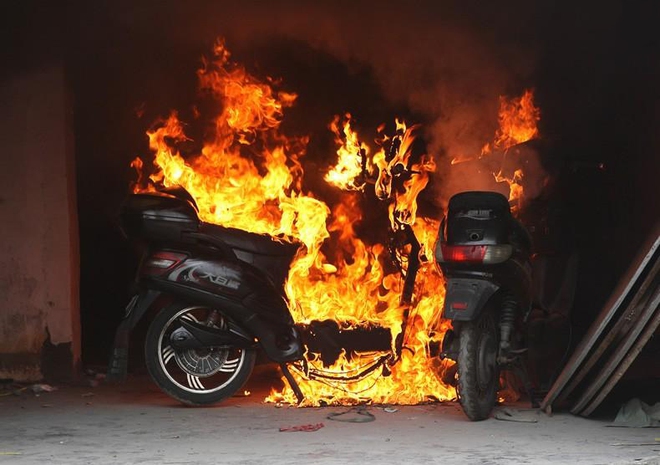 Nguy hiểm cháy nổ từ xe đạp điện, xe máy điện: Cục Cảnh sát PCCC chỉ ra điều tối kỵ nhiều người đang mắc phải! - Ảnh 4.