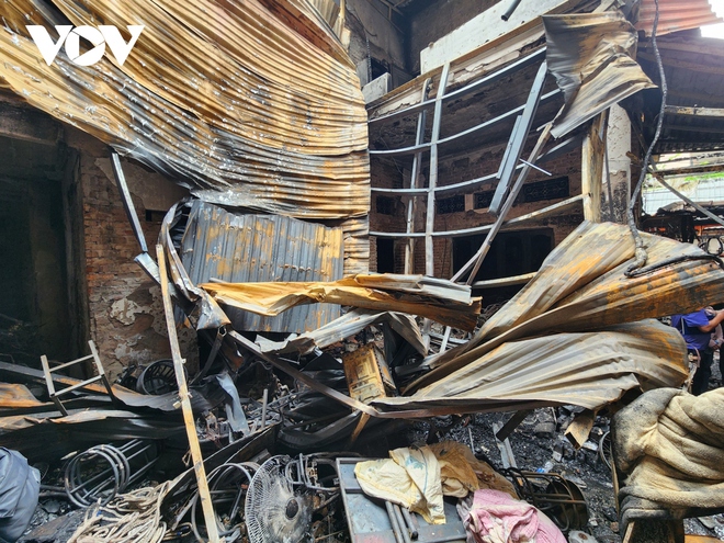 Hình ảnh tang thương bên trong ngôi nhà trọ bị cháy ở Trung Kính, Hà Nội - Ảnh 4.