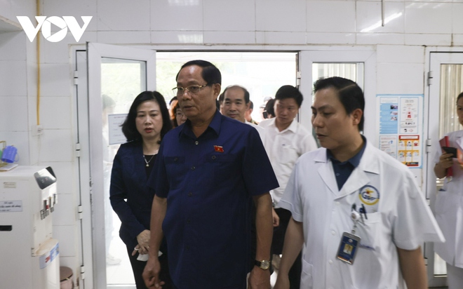 6 nạn nhân vụ cháy ở Trung Kính đang cấp cứu tại Bệnh viện Giao thông vận tải - Ảnh 1.