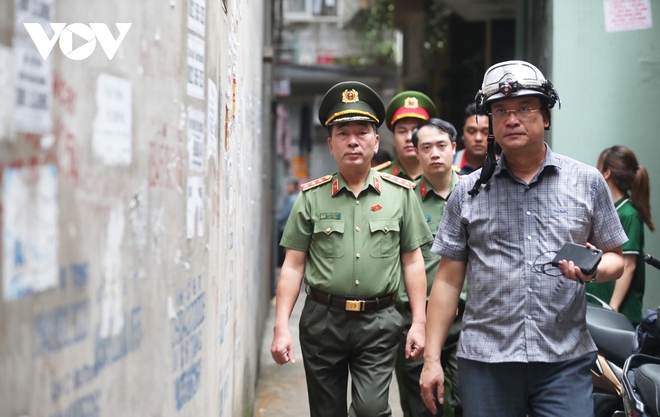 Thượng tướng Trần Quốc Tỏ đến hiện trường vụ cháy nhà trọ 14 người chết - Ảnh 1.