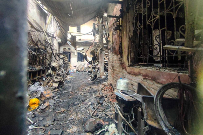Khung cảnh ngôi nhà chất đầy xe đạp điện, thiết bị sửa chữa trước khi xảy ra vụ cháy khiến 14 người tử vong ở Trung Kính - Ảnh 1.