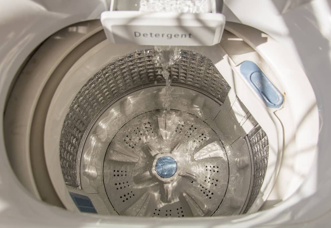 Máy giặt cửa trên hay máy giặt cửa trước tiết kiệm nước hơn? Câu trả lời của chuyên gia gây bất ngờ - Ảnh 3.