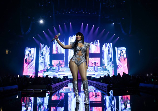 Nicki Minaj bị cảnh sát bắt ngay sát giờ diễn vì nghi mang chất cấm, hàng chục nghìn khán giả hoang mang! - Ảnh 1.